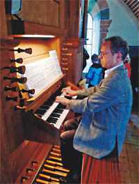 Michael Brockmann an der Orgel